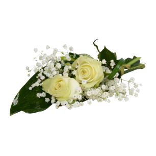 Två ljusgula rosor omgivna av små vita blommor och gröna blad.